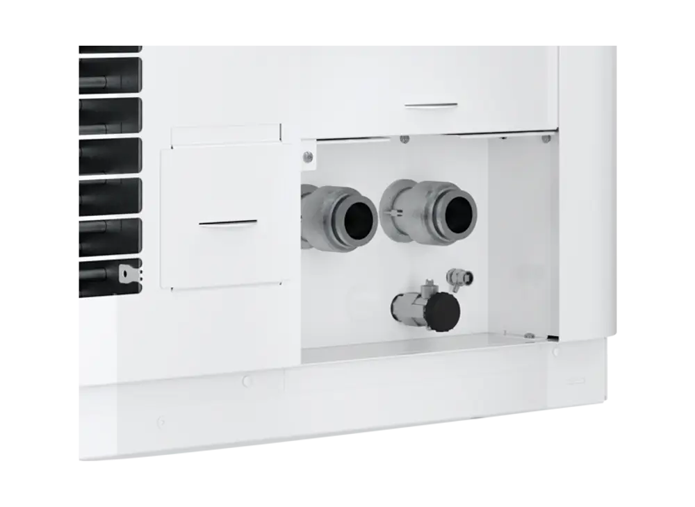 Stiebel Eltron Luft-Wasser-Wärmepumpe, teilweise offene Bauweise mit zwei Anschlüssen und einem Ventil, in einem weißen Gehäuse.