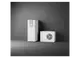Weißes Stiebel Eltron Heizgerät und Außeneinheit, beide mit schlichtem Design, vor grauer Wand angeordnet.