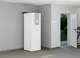Stiebel Eltron Wärmepumpe in Weiß steht in einem modernen Raum. Neben der Tür ist ein Fahrrad im Hintergrund sichtbar, die Wände sind hellgrau.