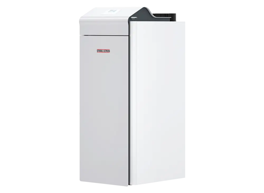Weiße Wärmepumpe von Stiebel Eltron mit schmalem, modernem Design und digitalem Steuerungsdisplay, aufgestellt in einem klaren, neutralen Hintergrund.
