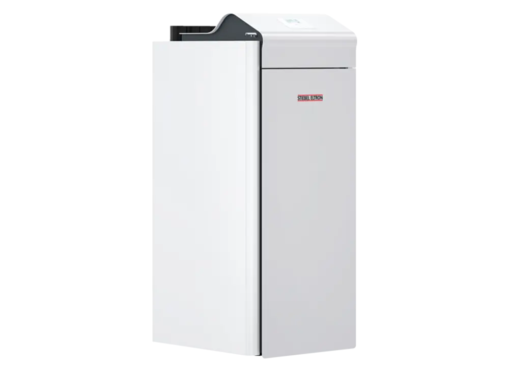 Vertikale Wärmepumpe in Weiß von Stiebel Eltron mit digitalem Display und modernen Linien. Gezeigt aus einem Winkel, um die Tür und den oberen Bereich zu illustrieren.