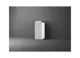 Wärmepumpe in schlanker, vertikaler Form mit weißer Oberfläche, auf grauer Wand platziert. Logo von Stiebel Eltron sichtbar an der Front.
