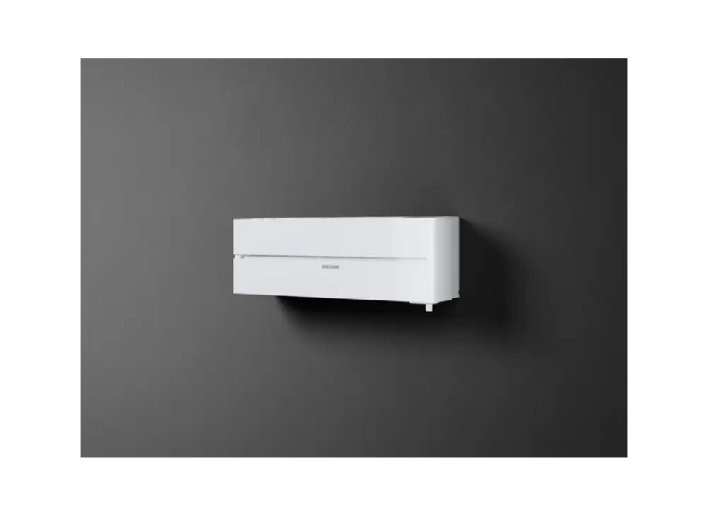 Weißes Klimagerät von Stiebel Eltron, flach an einer dunklen Wand montiert, mit minimalistischer Gestaltung und ohne sichtbare Bedienelemente.