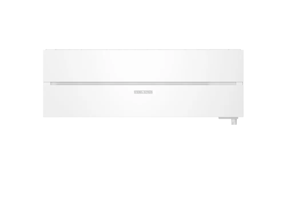 Weißes Wandklimagerät von Stiebel Eltron mit minimalistischer Front und horizontalem Lüftungsgitter. Anschluss für Kühlmittel auf der rechten Seite.