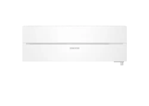 Weißes Wandklimagerät von Stiebel Eltron mit minimalistischer Front und horizontalem Lüftungsgitter. Anschluss für Kühlmittel auf der rechten Seite.