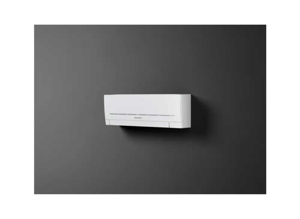 Weiße Wandklimaanlage von Stiebel Eltron, an einer dunklen Wand montiert, mit waagerechten Lüftungsschlitzen und schlichtem Design.