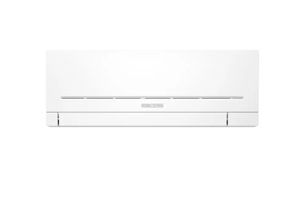 Weißes Wandklimagerät von Stiebel Eltron, schlankes Design mit horizontalen Lufteinlassschlitzen. Ideal zur Kühlung von Innenräumen.