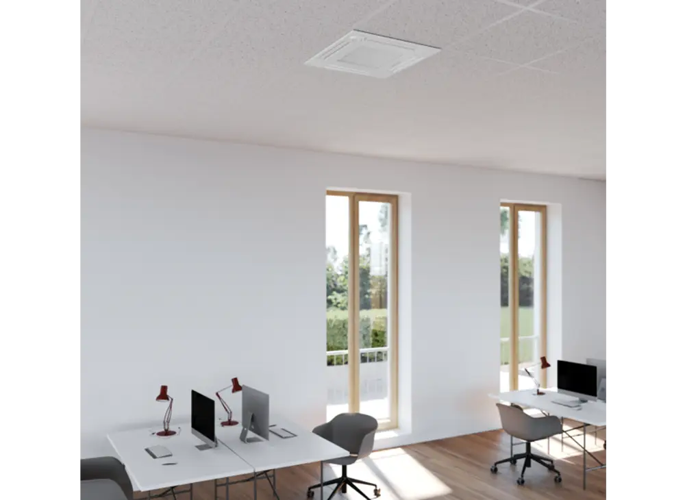 Offenes Büro mit mehreren Arbeitsplätzen. Sichtbare Fenster für Tageslicht. An der Decke befindet sich ein Klimagerät von Stiebel Eltron. Arbeitsplätze mit Monitoren und Tischlampen.