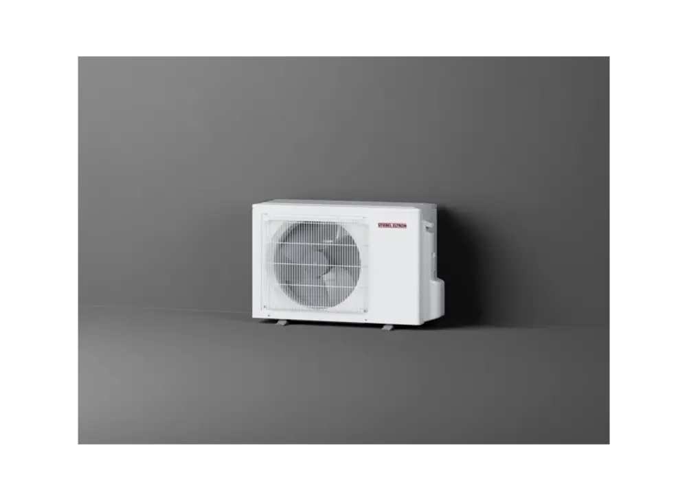 Multisplit-Außengerät in Weiß von Stiebel Eltron, kompaktes Design mit einem großen Ventilator hinter einem Schutzgitter, montiert an einer grauen Wand.