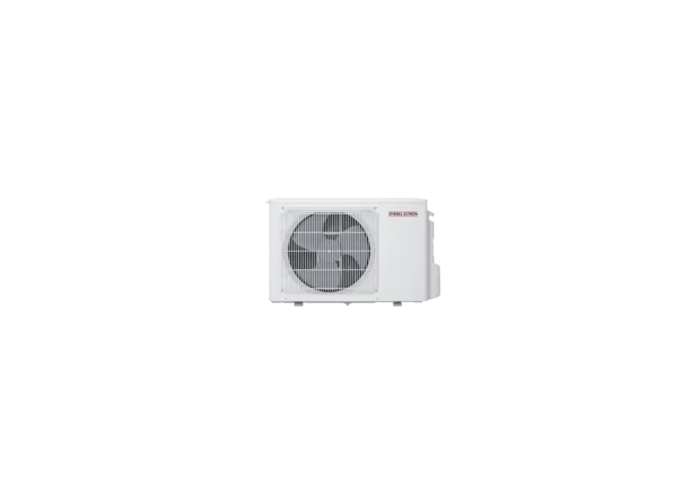 Weißes Außengerät mit Gitterfront und Lüfter, hergestellt von Stiebel Eltron, zur Installation in einem Multisplit-Klimasystem.