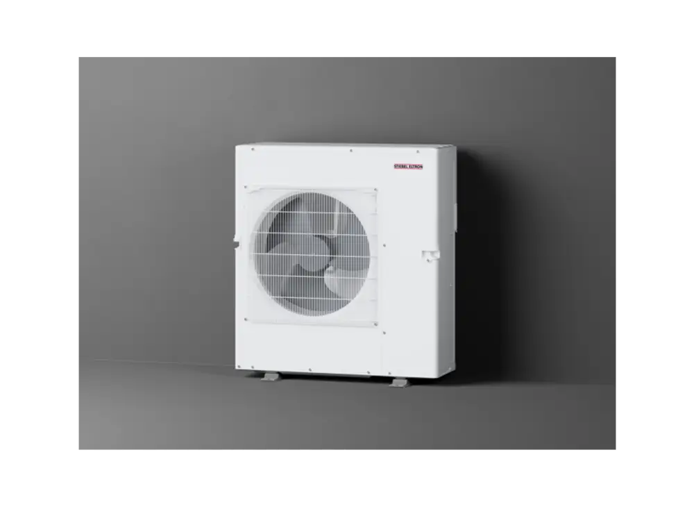 Multisplit-Außengerät von Stiebel Eltron in weißer Gehäusefarbe, ausgestattet mit einem großen Lüftergitter an der Vorderseite, befestigt an einer grauen Wand.