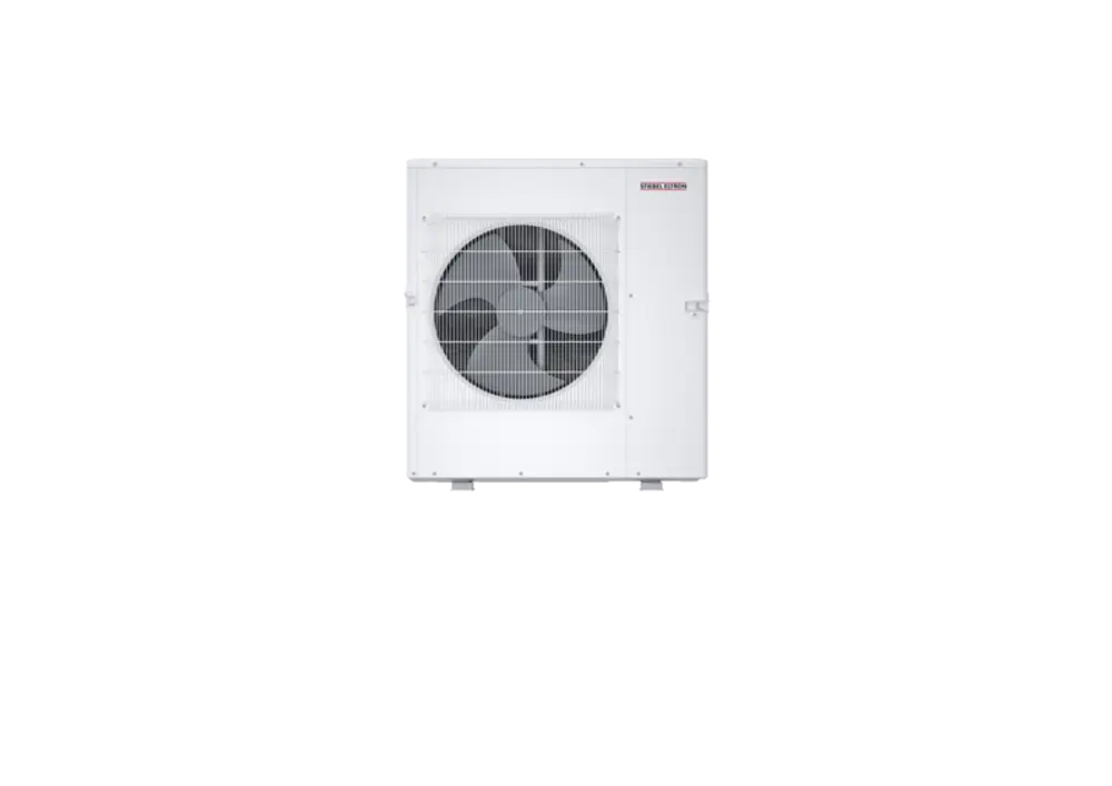 Weißes Außengerät mit einem großen, sichtbaren Ventilator und Metallgitter, hergestellt von Stiebel Eltron. Das Gerät scheint für die Verwendung in Klimaanlagen konzipiert zu sein.