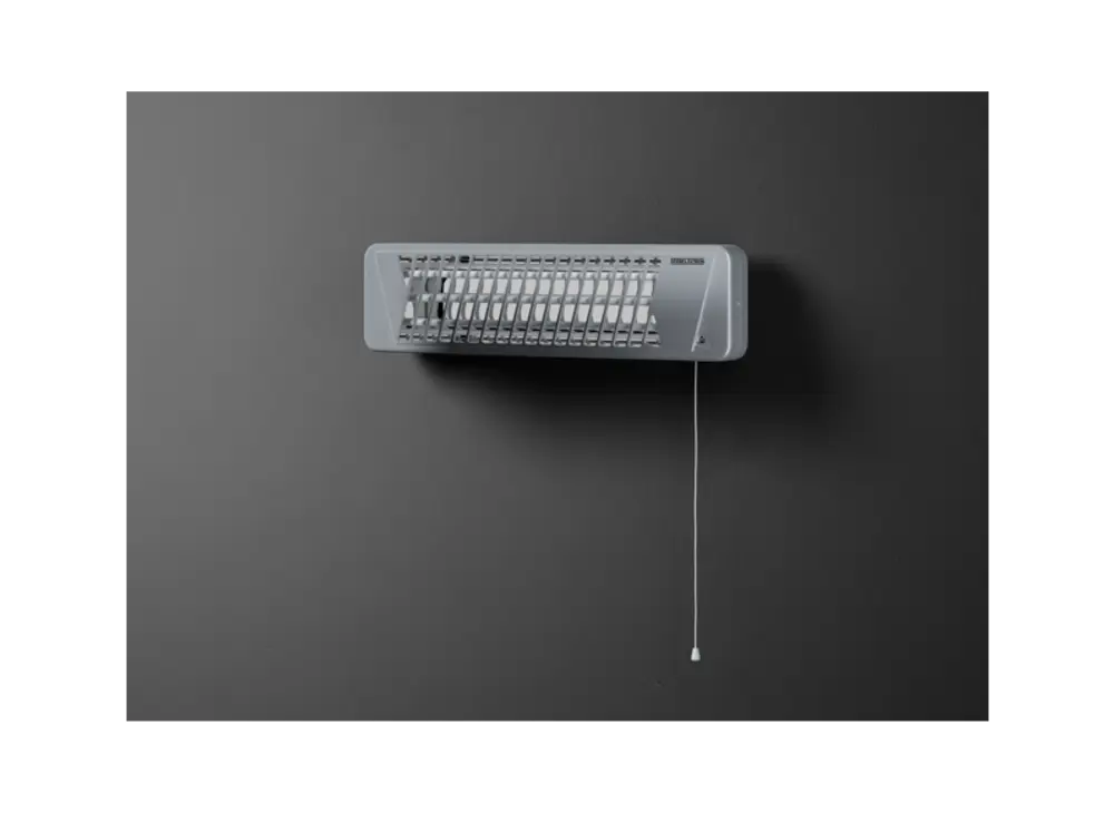 Infrarotstrahler von Stiebel Eltron, an einer grauen Wand montiert, mit Steuerungselementen und Zugschalter.