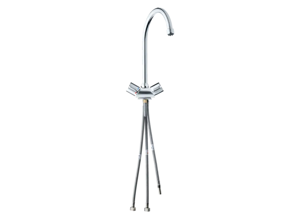 Küchenarmatur mit schwenkbarem Auslauf und Abgangsschläuchen. Verchromte Oberfläche. Stiebel Eltron-Design für Wasseranschluss am Spülbecken.