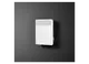 Weißer Wandkonvektor von Stiebel Eltron, rechteckige Form mit Lüftungsschlitzen, an dunkler Wand montiert.