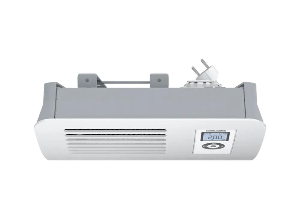 Wand-Konvektor von Stiebel Eltron in Weiß mit digitalem Display und Stecker. Das Gerät hat eine flache Bauform und Lüftungsschlitze an der Vorderseite.