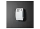 Wandmontierter Konvektor von Stiebel Eltron in Weiß, mit Steuerungselementen und Lufteinlass, an einer dunklen Wand installiert.