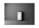 Weißer Pufferspeicher mit runder Form und mehreren Öffnungen an der Vorderseite, platziert an einer dunklen Wand. Stiebel Eltron ist die Marke.