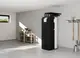 Stiebel Eltron Speichereinheit in Schwarz und Weiß, aufgestellt in einem modernen Raum. Neben einem Regal mit grauen Boxen und Wandhaltern für Gartenwerkzeuge.