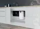 Weißer Kleinspeicher unter der Spüle, gefertigt von Stiebel Eltron, mit einem kompakt gestalteten Gehäuse und sichtbaren Anschlüssen für Wasser und Strom.