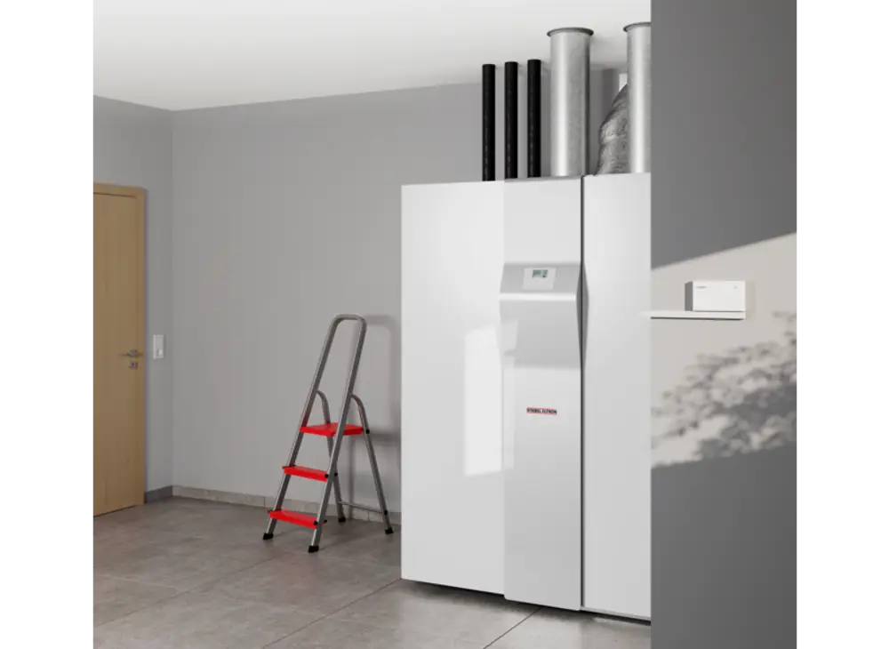 Weißer Temperaturregler an Wand in modernem Raum. Neben einem großen weißen Kühlschrank steht eine Aluminiumleiter mit roten Stufen. Stiebel Eltron ist in der Nähe sichtbar.
