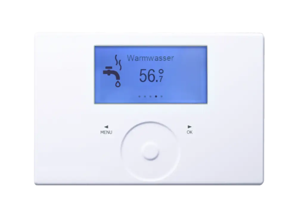 Weißes Steuergerät von Stiebel Eltron mit einem blauen Display, das die Temperatur für Warmwasser anzeigt. Mit Menütasten und einem Bedienelement in der Mitte.