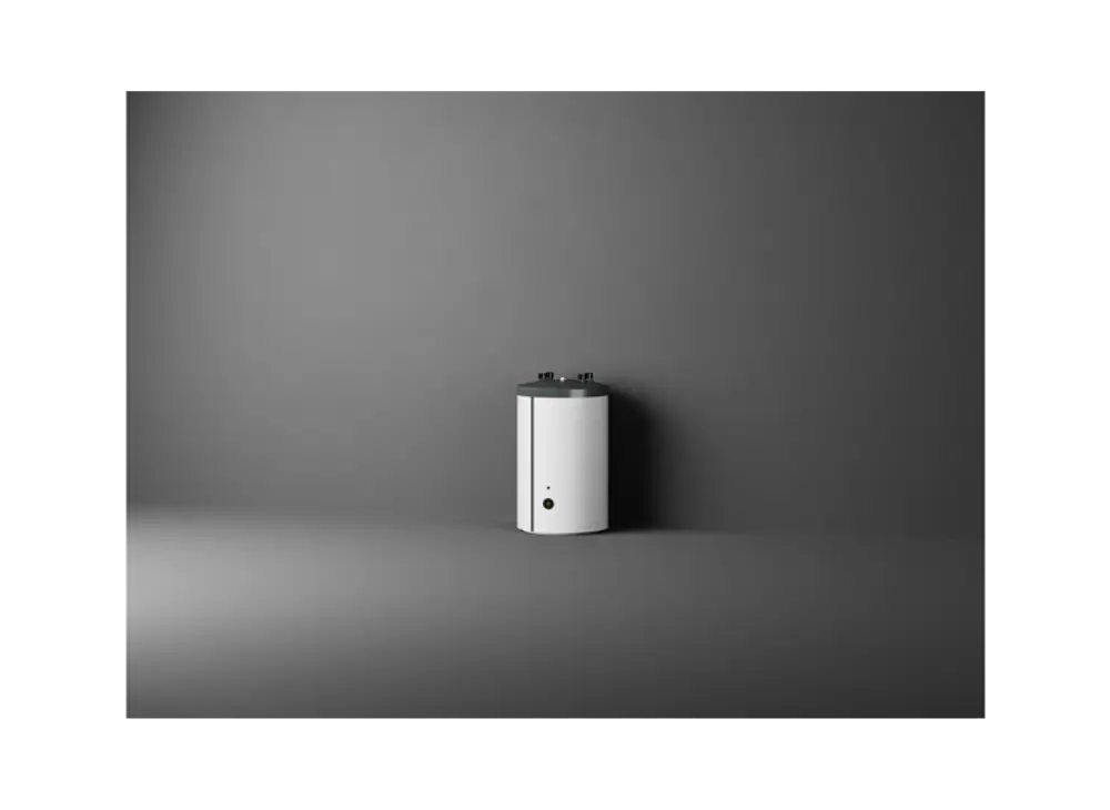 Weißer Warmwasserspeicher von Stiebel Eltron, rund mit grauem Deckel, steht horizontal vor einer grauen Wand auf einem flachen Boden.