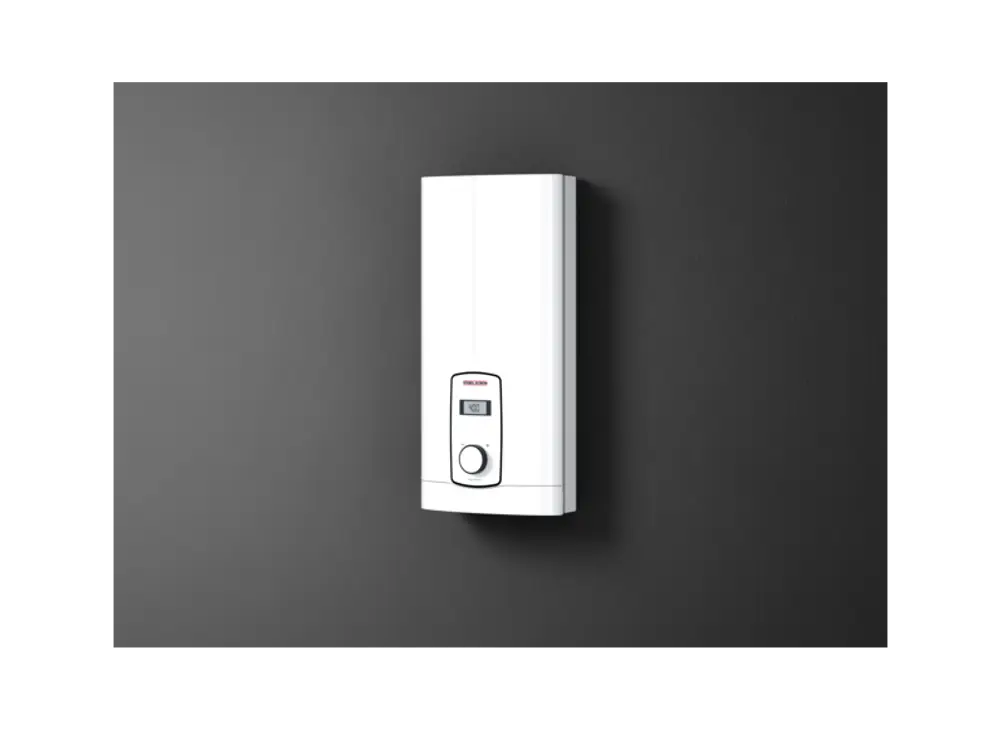 Weißer Durchlauferhitzer von Stiebel Eltron, wandmontiert, mit digitalem Display und Einstellknopf. Gerät an einer dunklen Wand installiert.