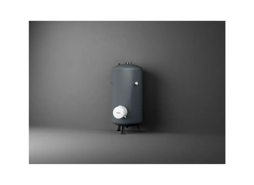 Stiebel Eltron Warmwasser-Standspeicher in grauer Farbe, zylindrische Form mit einer weißen Front, auf starren Füßen stehend, vor einer grauen Wand.