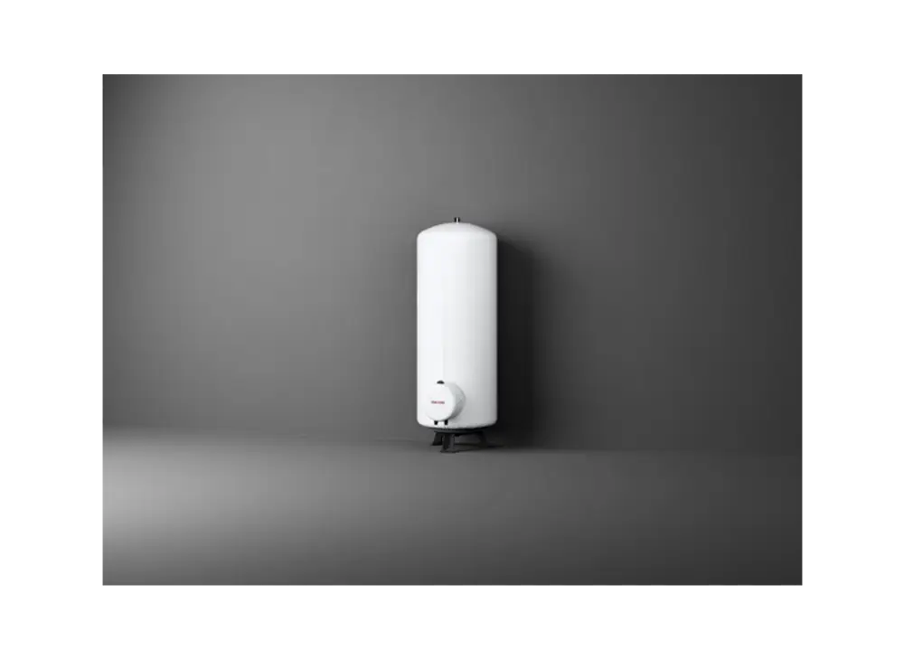 Weißer Warmwasser-Standkessel von Stiebel Eltron, zylindrische Form, auf einem stabilen Fuß, an einer grauen Wand platziert.