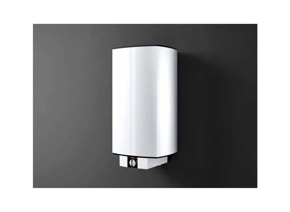 Weißer Wandspeicher von Stiebel Eltron, zylindrische Form mit Regelungselement unten, montiert an einer dunklen Wand.