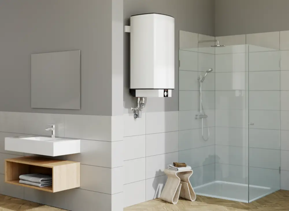 Stiebel Eltron Wandspeicher in weiß, montiert an der Wand, neben einem Duschbereich mit gläserner Duschabtrennung und einem Waschbecken mit Holzregal.