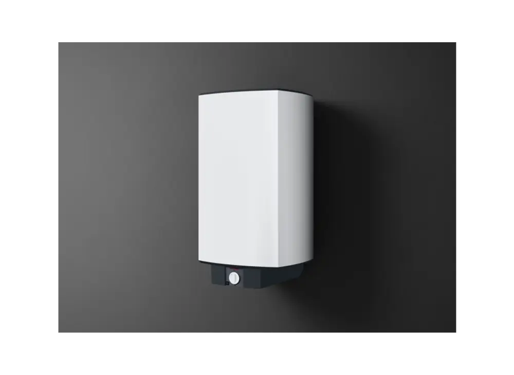 Weißer Wandspeicher von Stiebel Eltron, montiert an einer dunklen Wand. Das Gerät hat eine glatte Oberfläche und einen Steuerknopf an der Unterseite.