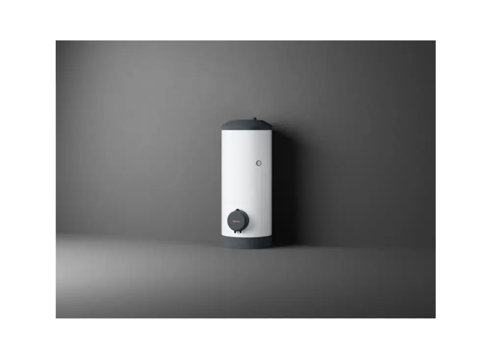 Stiebel Eltron Warmwasser-Standspeicher in vertikaler Bauweise, kombiniert mit einem runden Temperaturschalter, vor grauer Wand positioniert.