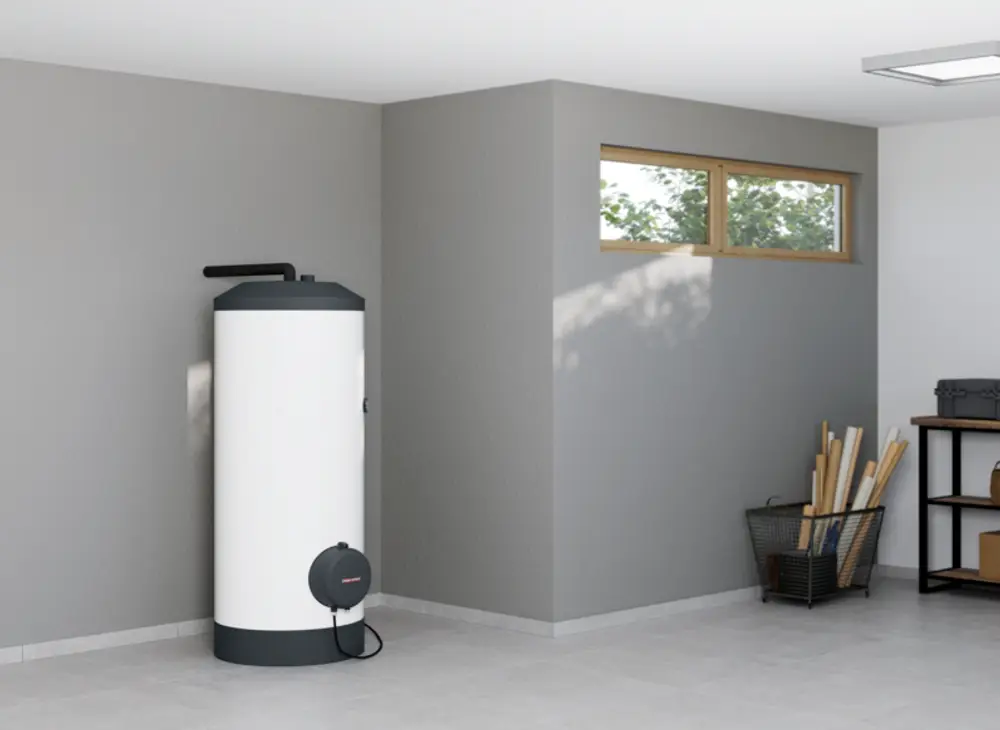 Stiebel Eltron Warmwasser-Standspeicher in einer modernen Umgebung, freistehend an der Wand, neben einem Fenster und einem Regal mit Materialien und Werkzeugen.