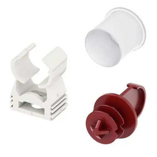 Drei Teile eines Rohrsystems: ein weißer Halter, ein roter Verschluss und ein weißes Rohrstück mit gewelltem Rand.
