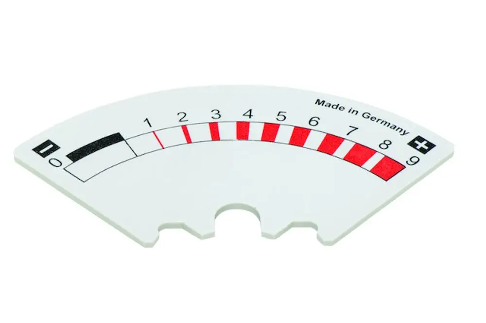 Skala von Resideo für Mischer, markierte Werte von 0 bis 9, mit einer roten Kennzeichnung für bestimmte Bereiche, aus Kunststoff gefertigt.