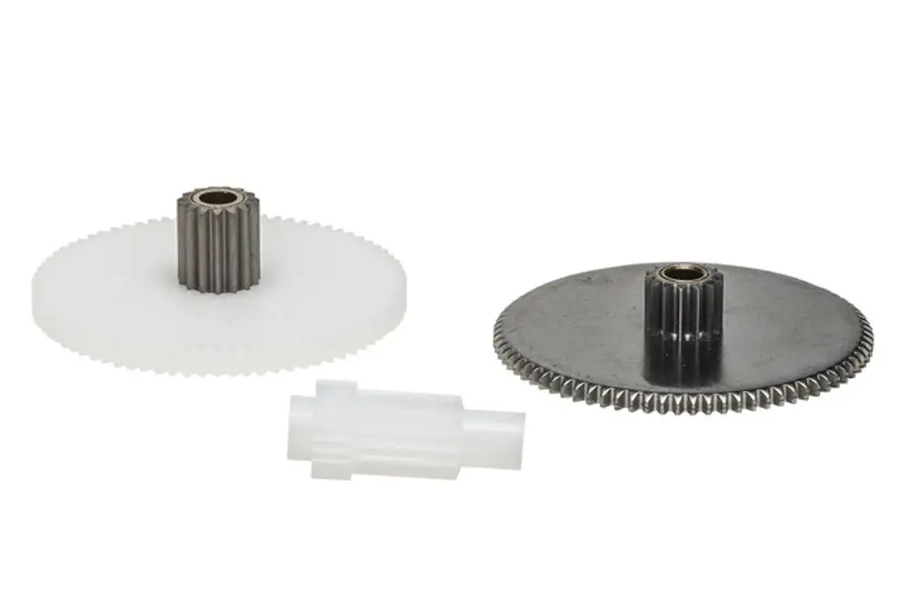Zahnradset bestehend aus drei Zahnrädern in verschiedenen Größen, einem weißen Kunststoff- und zwei Metallzahnrädern, präsentiert in funktionalem Design von Resideo.