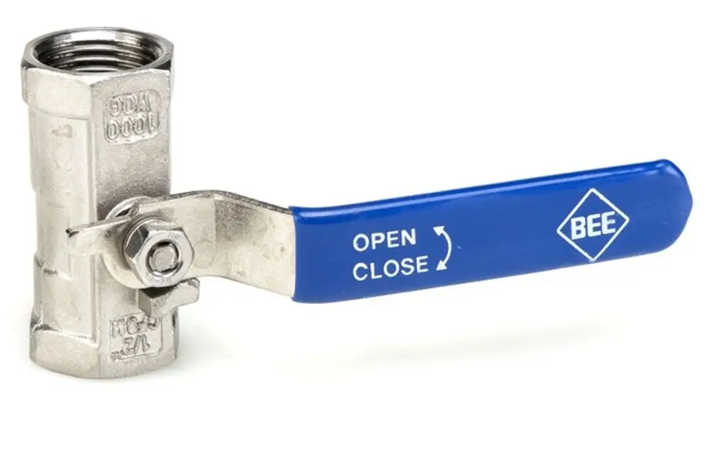 Kugelhahn aus Edelstahl mit blauem Handgriff, beschriftet mit „OPEN“ und „CLOSE“. Hersteller: Resideo. Verbindungselement für Rohrleitungen.