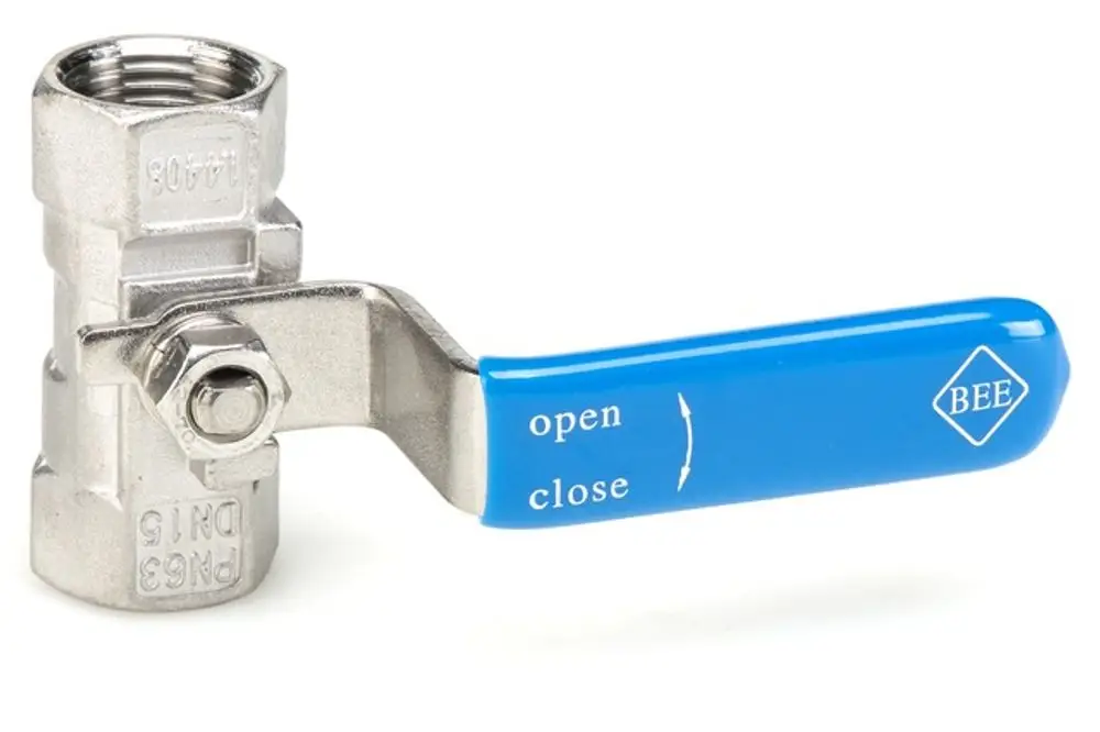 Kugelhahn aus Edelstahl mit blauer Griffhebel, der die Funktionen "open" und "close" anzeigt, hergestellt von Resideo.