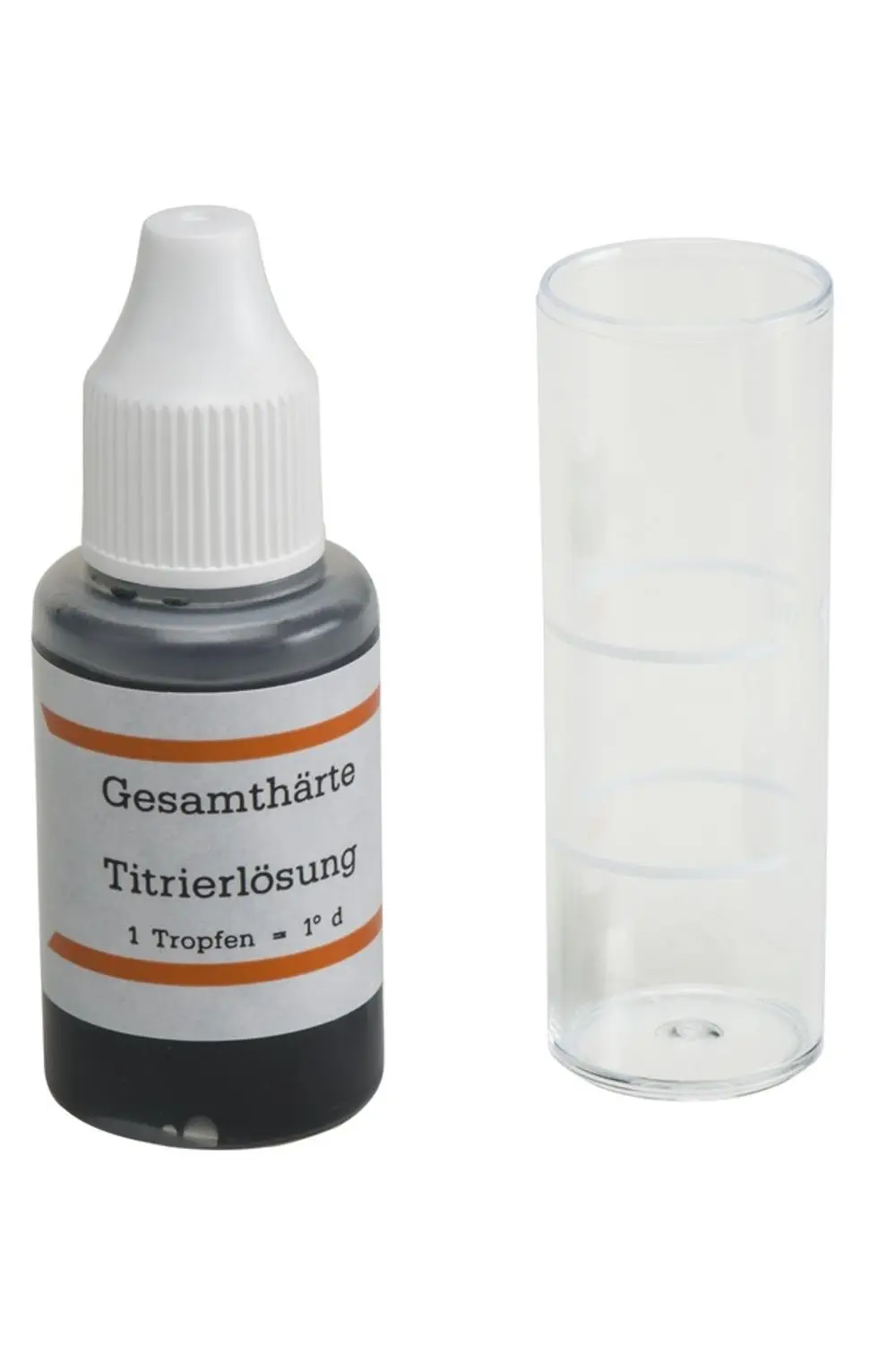 Schwarze Flasche mit Tropfverschluss und einem beschrifteten Etikett, daneben ein transparentes Messbecher mit Skala, beides von Resideo zur Bestimmung der Wasserhärte.