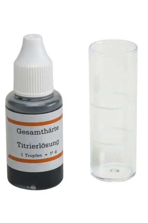 Schwarze Flasche mit Tropfverschluss und einem beschrifteten Etikett, daneben ein transparentes Messbecher mit Skala, beides von Resideo zur Bestimmung der Wasserhärte.