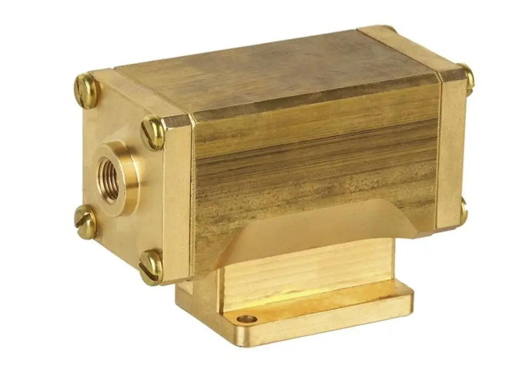 Metallisches Ventil von Resideo, mit mehreren Anschlussgewinden und Befestigungsschrauben, geeignet für Rohrsysteme. Klare geometrische Form ohne sichtbare Beschriftungen.