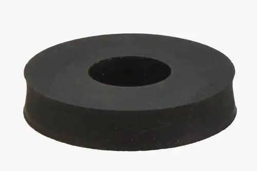 Schwarze Gummischeibe mit zentralem Loch, flach und rund, möglicherweise als Dichtung oder Unterlage verwendbar.