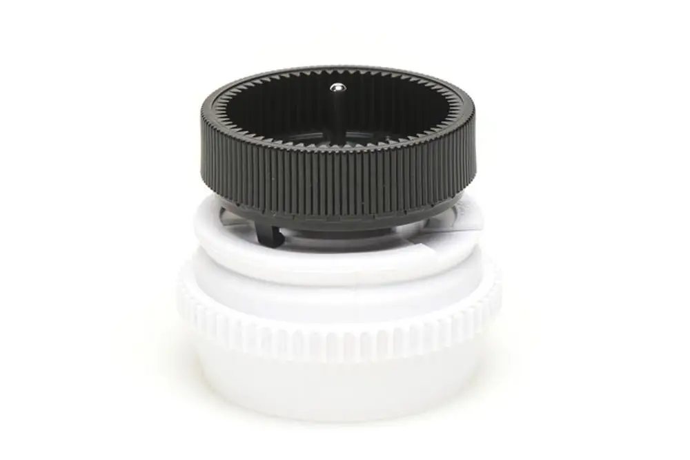 Schwarzer Adapter mit gerillter Oberfläche auf einem weißen Unterteil, geeignet für Heizkörperregler von Resideo, erkennbar an der Verbindung zwischen den Komponenten.