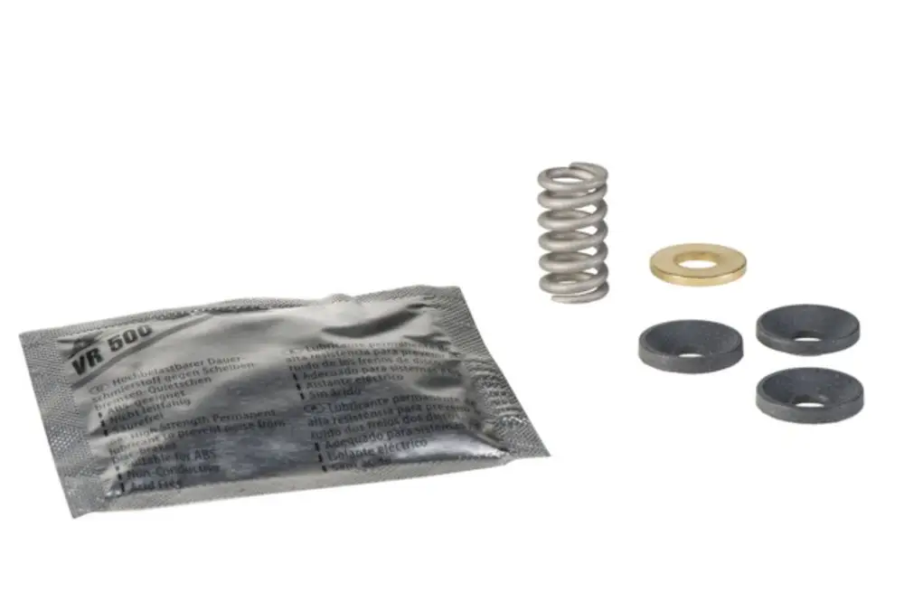 Resideo Packungsringsatz mit einer Metallfeder, einer goldenen Unterlegscheibe und mehreren Dichtungen in verschiedenen Größen, verpackt in einer metallisierten Tüte.