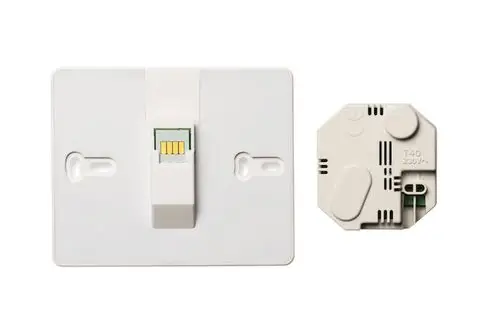 Zwei Komponenten eines Regelsystems: Ein Bedienfeld mit Chip und eine Steuerungseinheit, beide in weißer Farbe, zur Integration in ein Mehrzonen-Regelsystem.