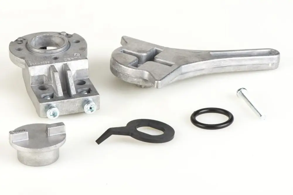Montageset aus mehreren Aluminiumteilen, einschließlich einer Halterung, einem Deckel und einem Dichtungsring, für Resideo Produkte. Komponenten in silberner Farbe angeordnet.