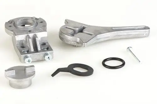 Montageset aus mehreren Aluminiumteilen, einschließlich einer Halterung, einem Deckel und einem Dichtungsring, für Resideo Produkte. Komponenten in silberner Farbe angeordnet.