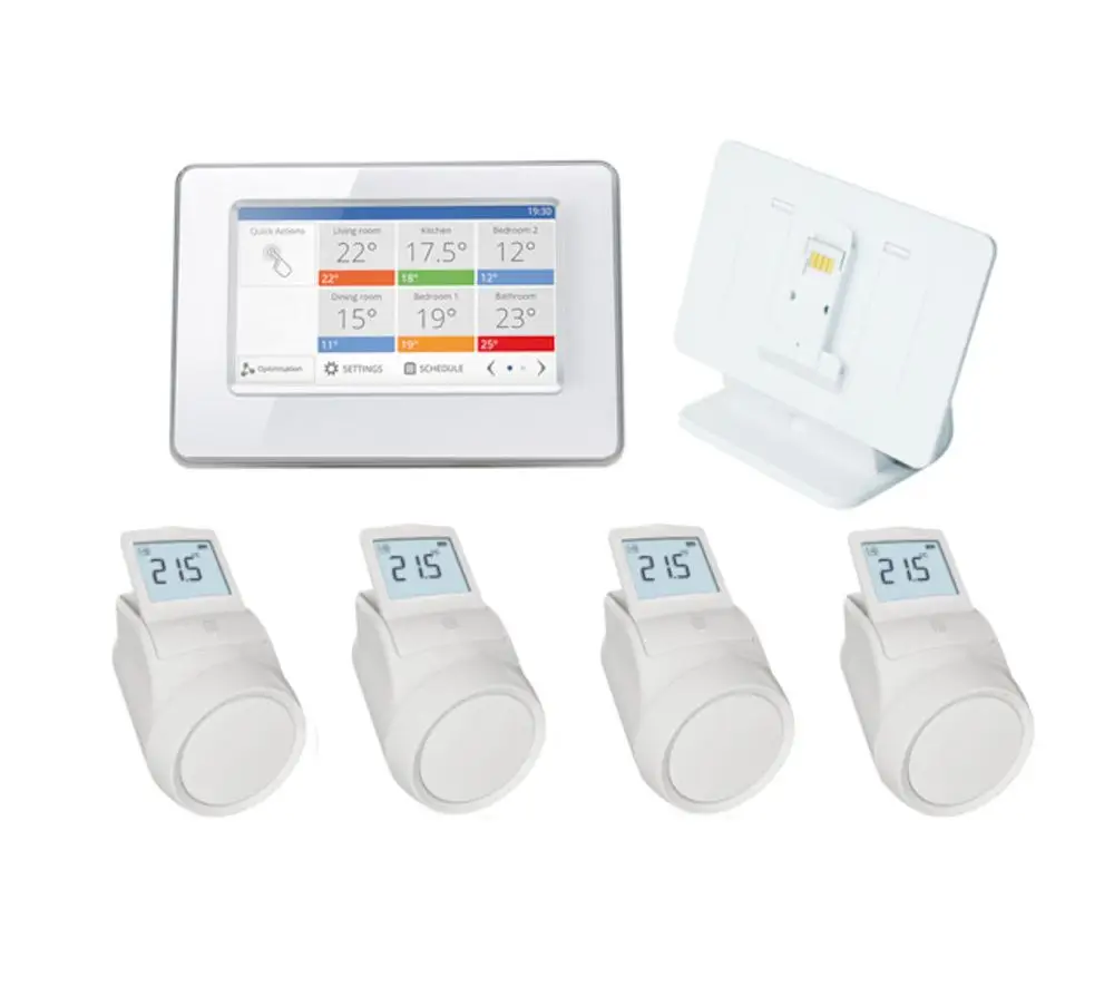 Resideo evohome Steuerungseinheit mit Touchscreen und vier Heizkörperthermostaten. Anzeige von Raumtemperaturen und programmierbaren Einstellungen.
